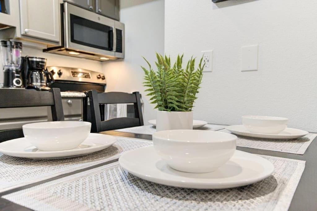 Lux Suite /King Bed /Free Parking/Pool/First Floor Houston Exteriör bild