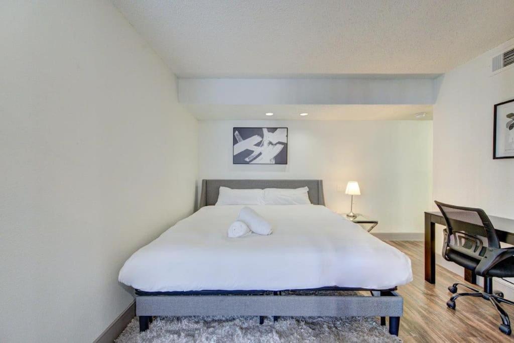 Lux Suite /King Bed /Free Parking/Pool/First Floor Houston Exteriör bild