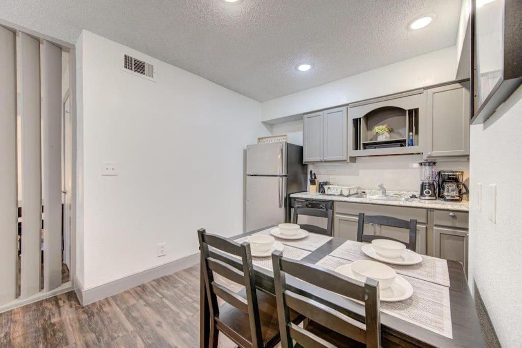 Lux Suite /King Bed /Free Parking/Pool/First Floor Houston Exteriör bild