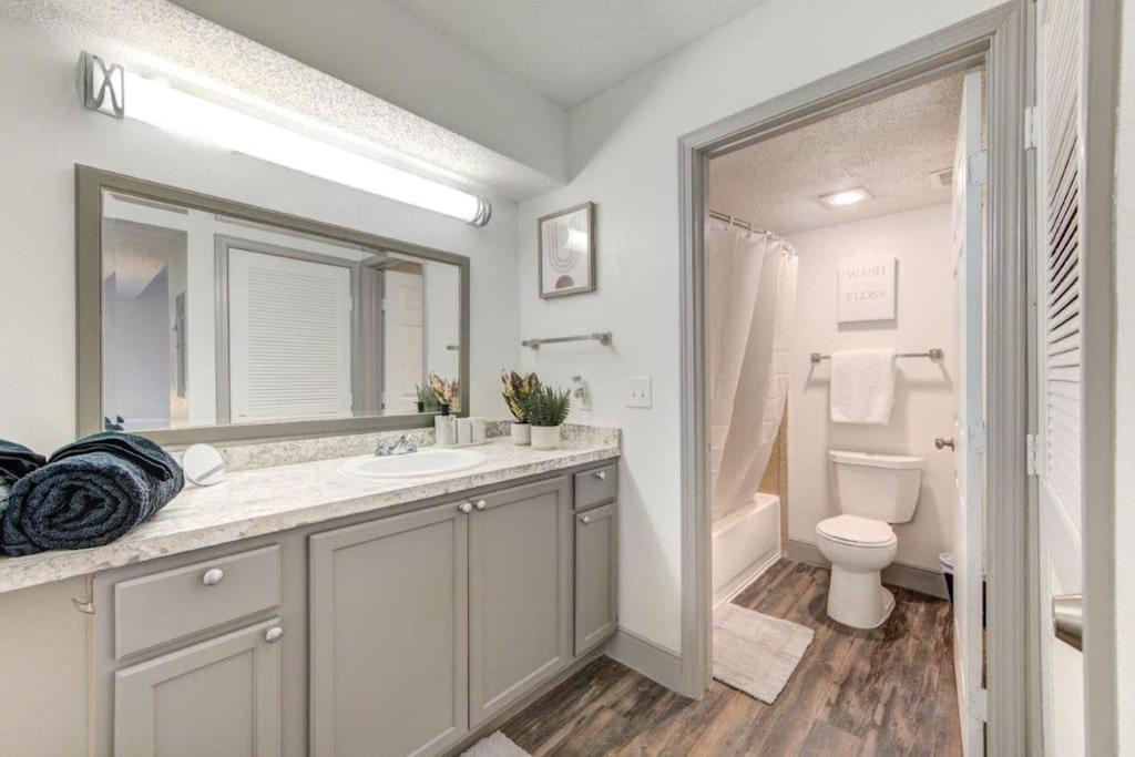 Lux Suite /King Bed /Free Parking/Pool/First Floor Houston Exteriör bild