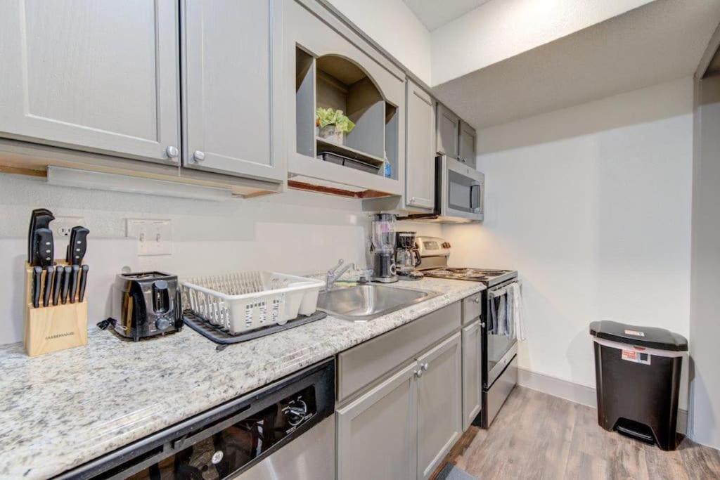 Lux Suite /King Bed /Free Parking/Pool/First Floor Houston Exteriör bild