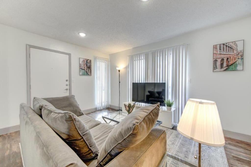 Lux Suite /King Bed /Free Parking/Pool/First Floor Houston Exteriör bild