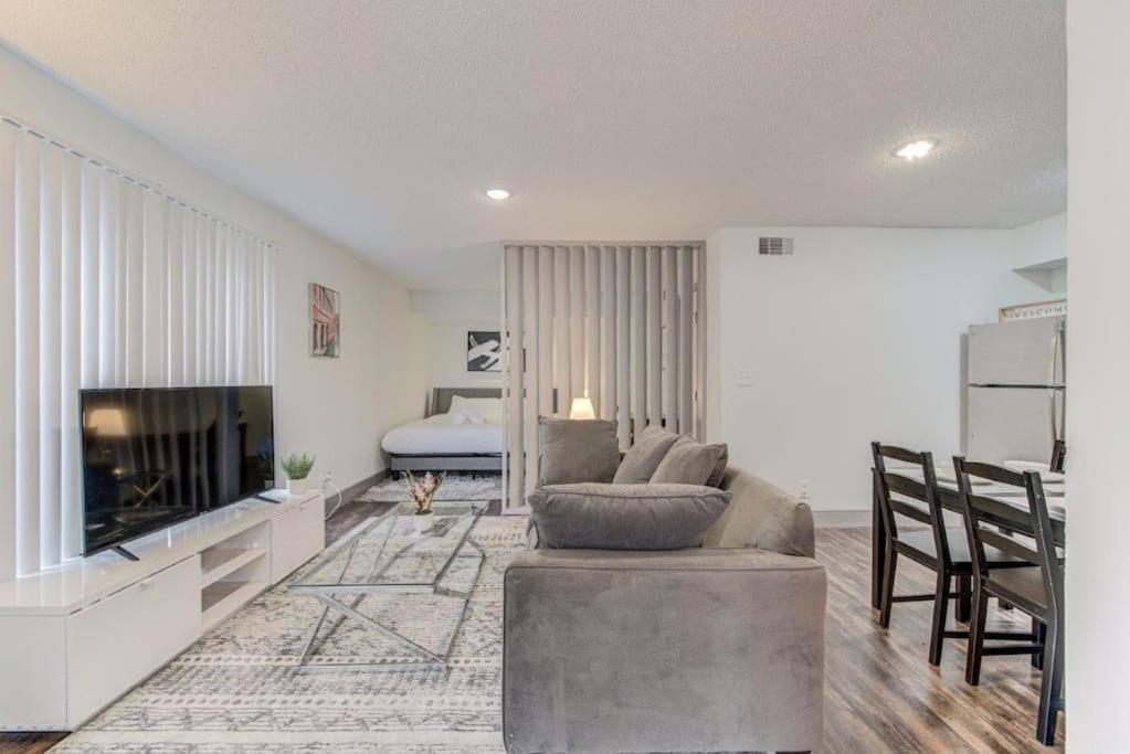 Lux Suite /King Bed /Free Parking/Pool/First Floor Houston Exteriör bild