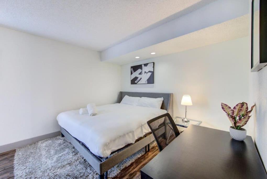 Lux Suite /King Bed /Free Parking/Pool/First Floor Houston Exteriör bild