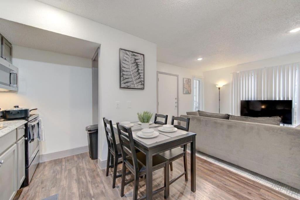 Lux Suite /King Bed /Free Parking/Pool/First Floor Houston Exteriör bild