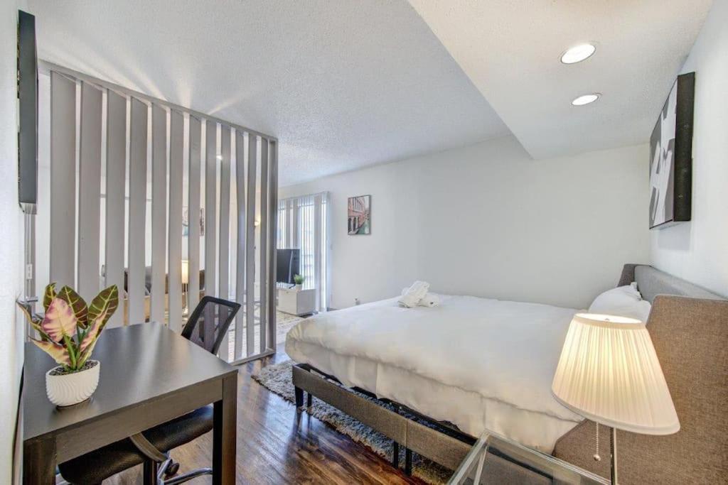 Lux Suite /King Bed /Free Parking/Pool/First Floor Houston Exteriör bild