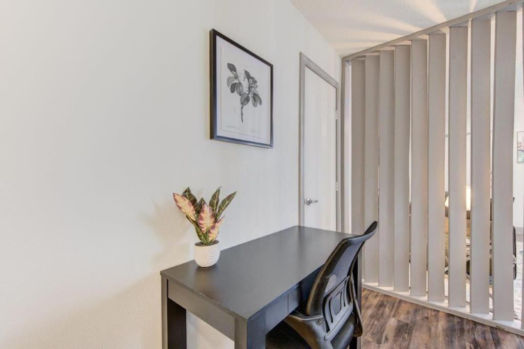 Lux Suite /King Bed /Free Parking/Pool/First Floor Houston Exteriör bild