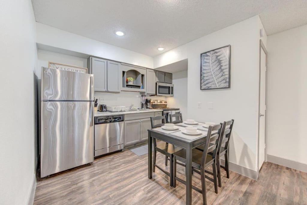 Lux Suite /King Bed /Free Parking/Pool/First Floor Houston Exteriör bild