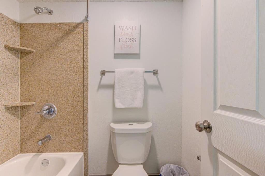 Lux Suite /King Bed /Free Parking/Pool/First Floor Houston Exteriör bild