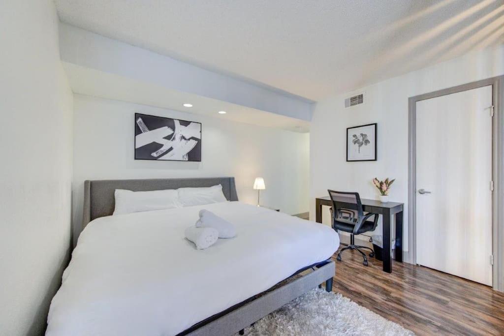 Lux Suite /King Bed /Free Parking/Pool/First Floor Houston Exteriör bild