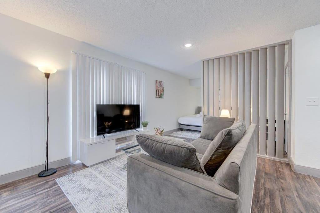Lux Suite /King Bed /Free Parking/Pool/First Floor Houston Exteriör bild
