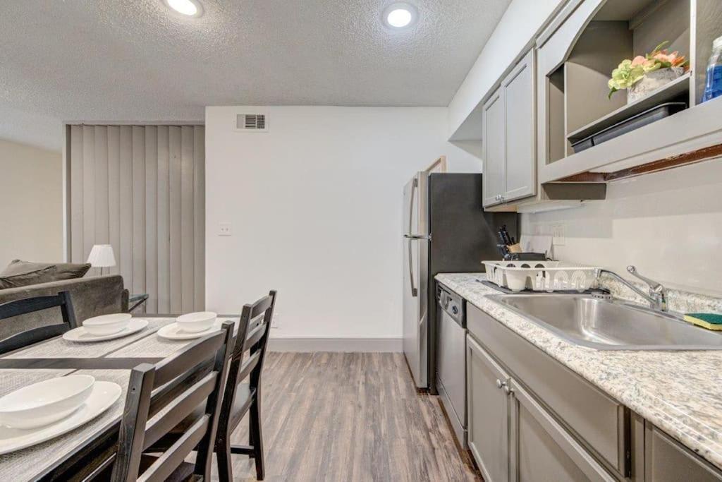 Lux Suite /King Bed /Free Parking/Pool/First Floor Houston Exteriör bild